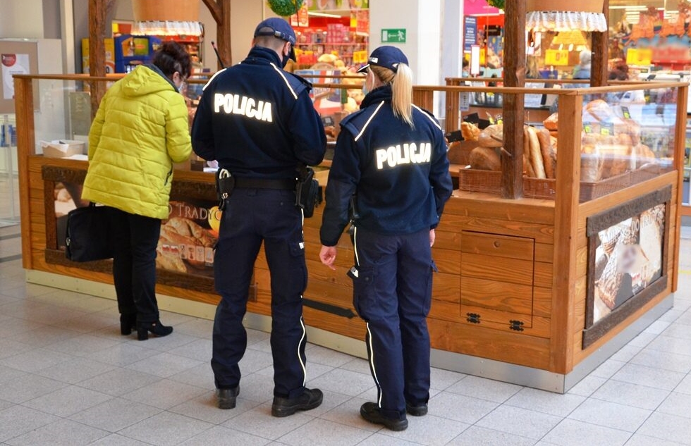 Policja i sanepid kontrolują sklepy w powiecie bieszczadzkim - Zdjęcie główne