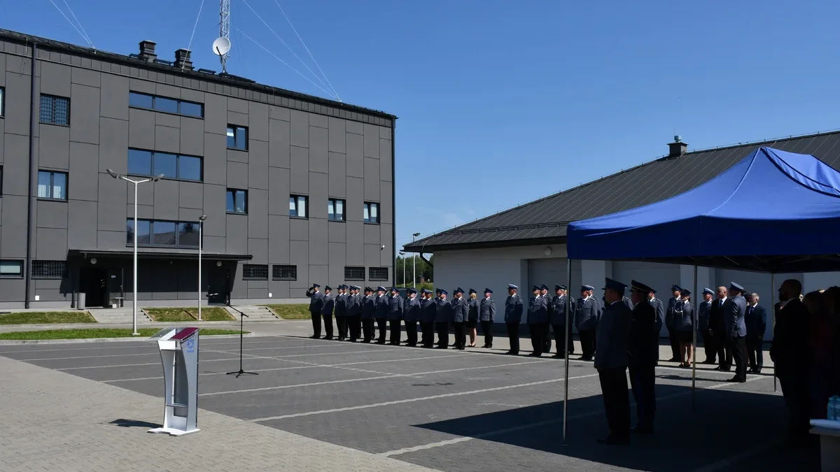 Przy komendzie policji w Lesku odbyły się uroczystości. Wręczono awanse na wyższe stopnie służbowe - Zdjęcie główne