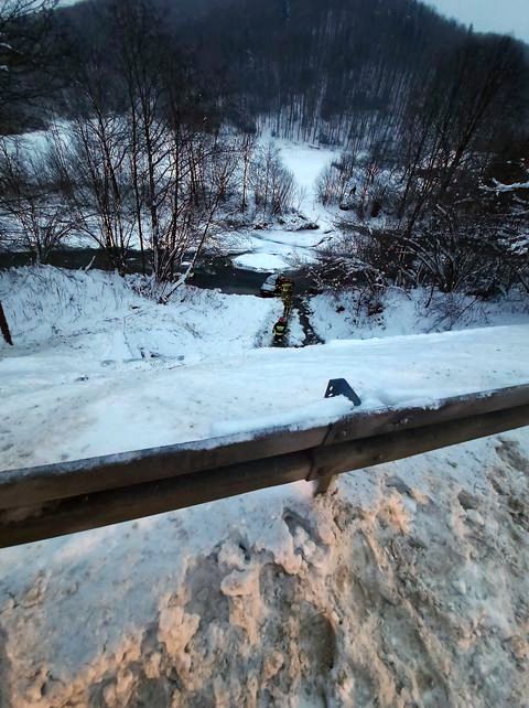 Mchawa. Auto spadło z 7-metrowej skarpy [FOTO] - Zdjęcie główne