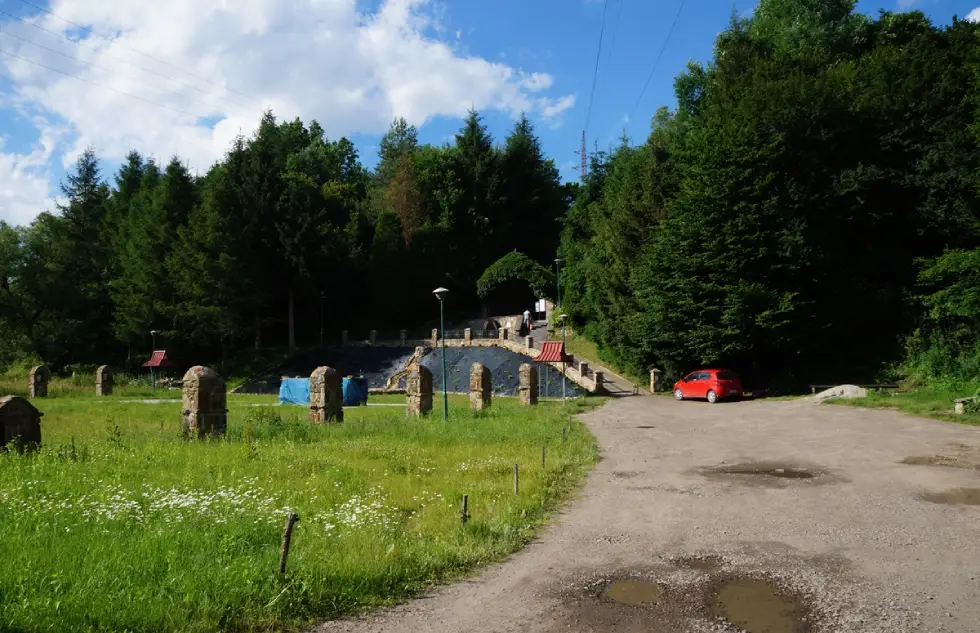 Widok na źródełko i grotę z parkingu