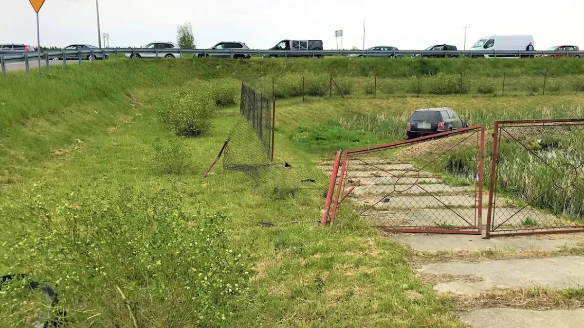 Obywatel Ukrainy pijany kierował samochodem. Jazdę zakończył w zbiorniku przeciwpożarowym - Zdjęcie główne