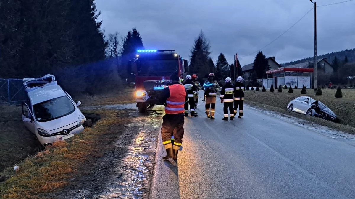 Dwa samochody w rowie. Groźne zdarzenie drogowe w Czarnej Górnej [ZDJĘCIA] - Zdjęcie główne