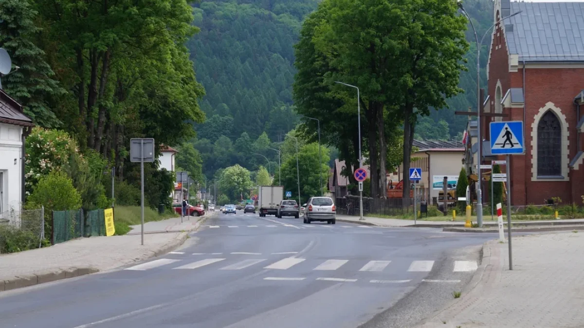 Poprawa bezpieczeństwa na drodze prowadzącej w Bieszczady. W Olszanicy, Ustjanowej Górnej i Ustrzykach Dolnych zostaną doświetlone przejścia dla pieszych - Zdjęcie główne