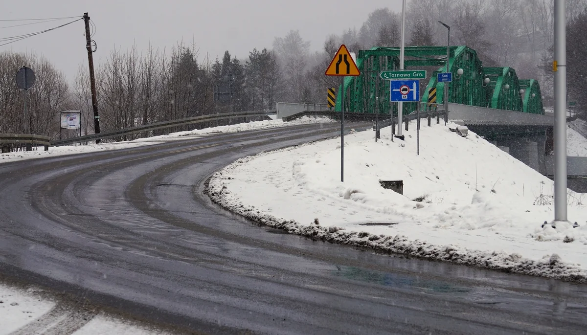 Trudne warunki drogowe w Bieszczadach. W wielu miejscach nawierzchnia jest śliska - Zdjęcie główne