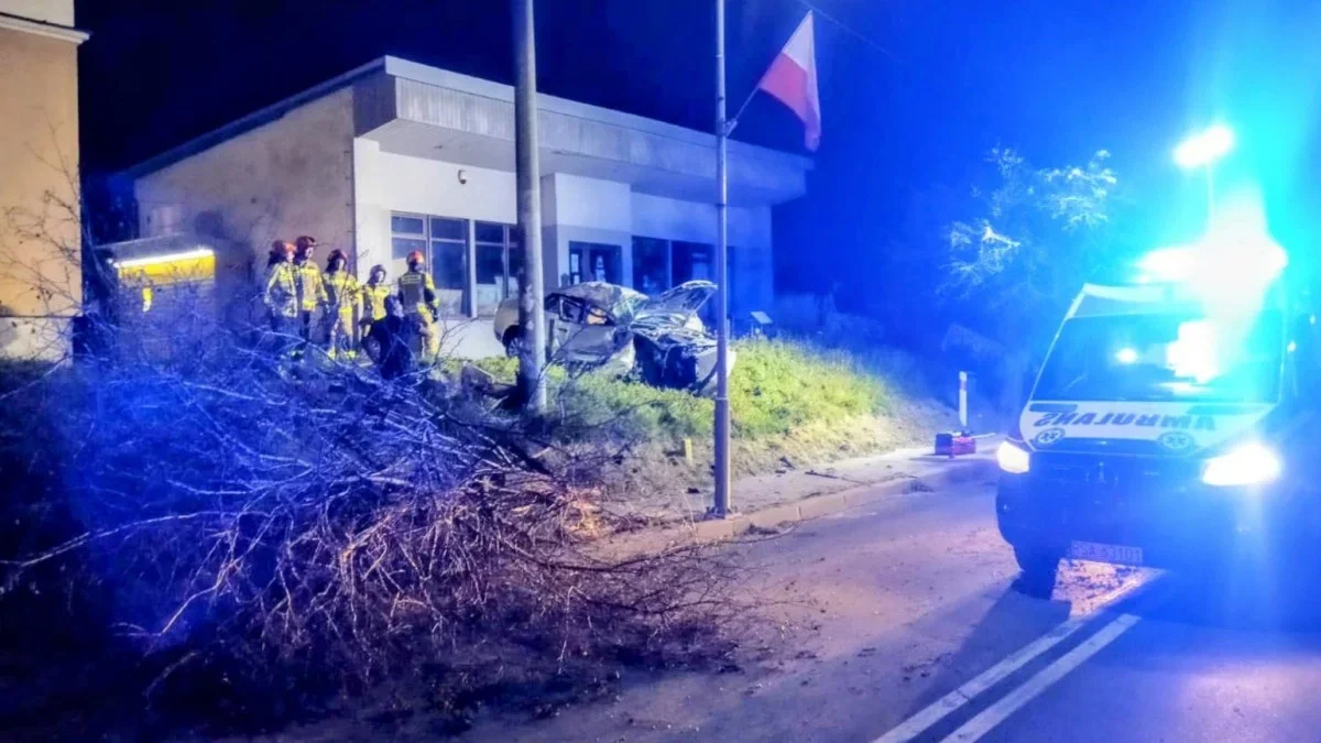 "Usłyszał głośny huk i ruszył na pomoc". Groźne zdarzenie drogowe w centrum Ustrzyk Dolnych - Zdjęcie główne