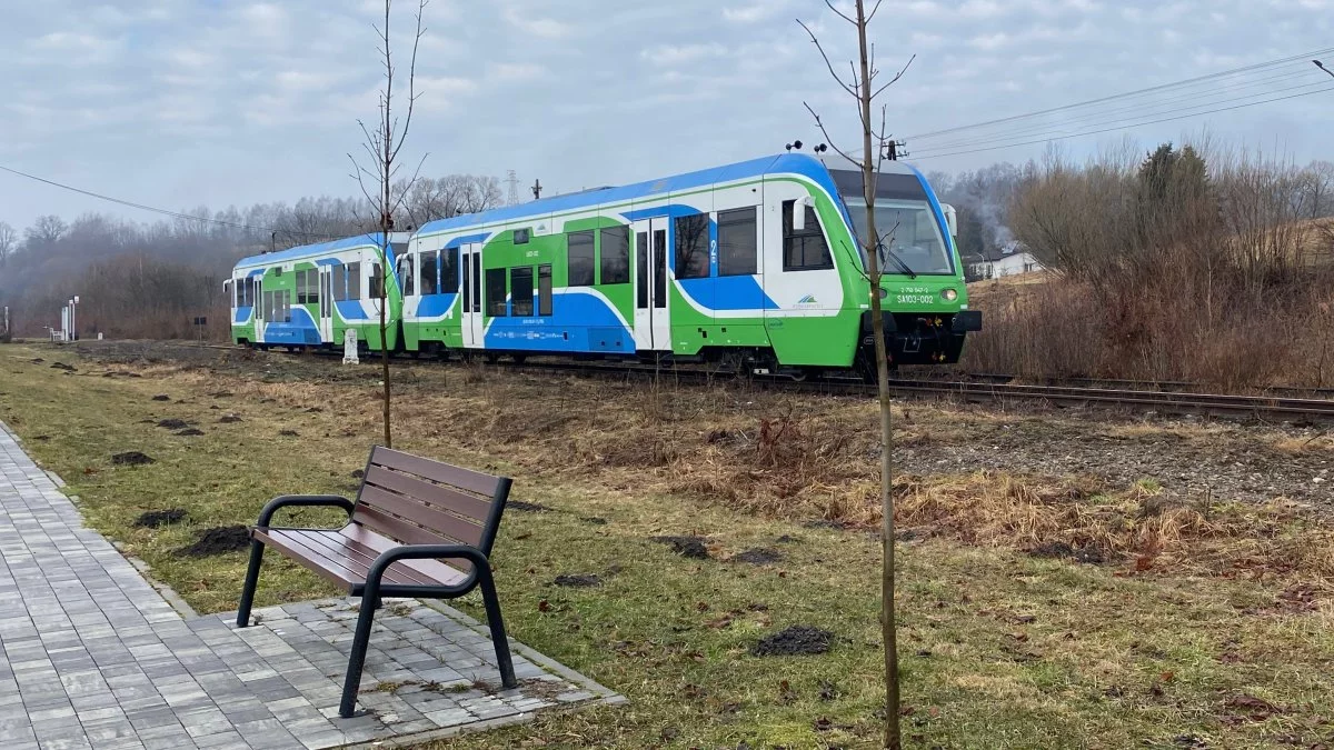 Połączenie kolejowe z Rzeszowa do Ustrzyk Dolnych. Czy przyciągnie coraz więcej pasażerów? - Zdjęcie główne