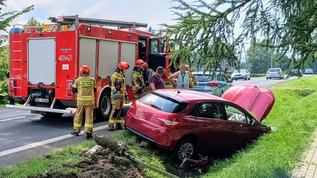 Zjechała z drogi i wjechała do rowu. Na miejscu pracowały służby ratunkowe - Zdjęcie główne