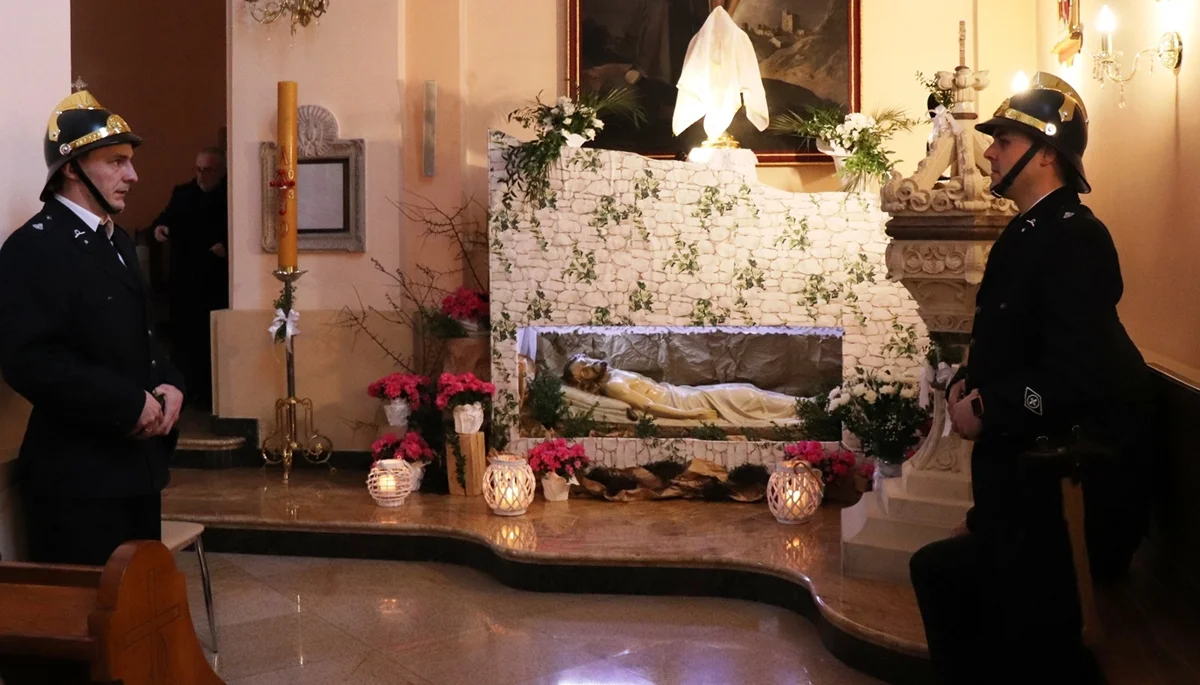 Warty honorowe przy Grobach Pańskich w kościołach. Zwyczaj kultywowany jest również w Bieszczadach - Zdjęcie główne