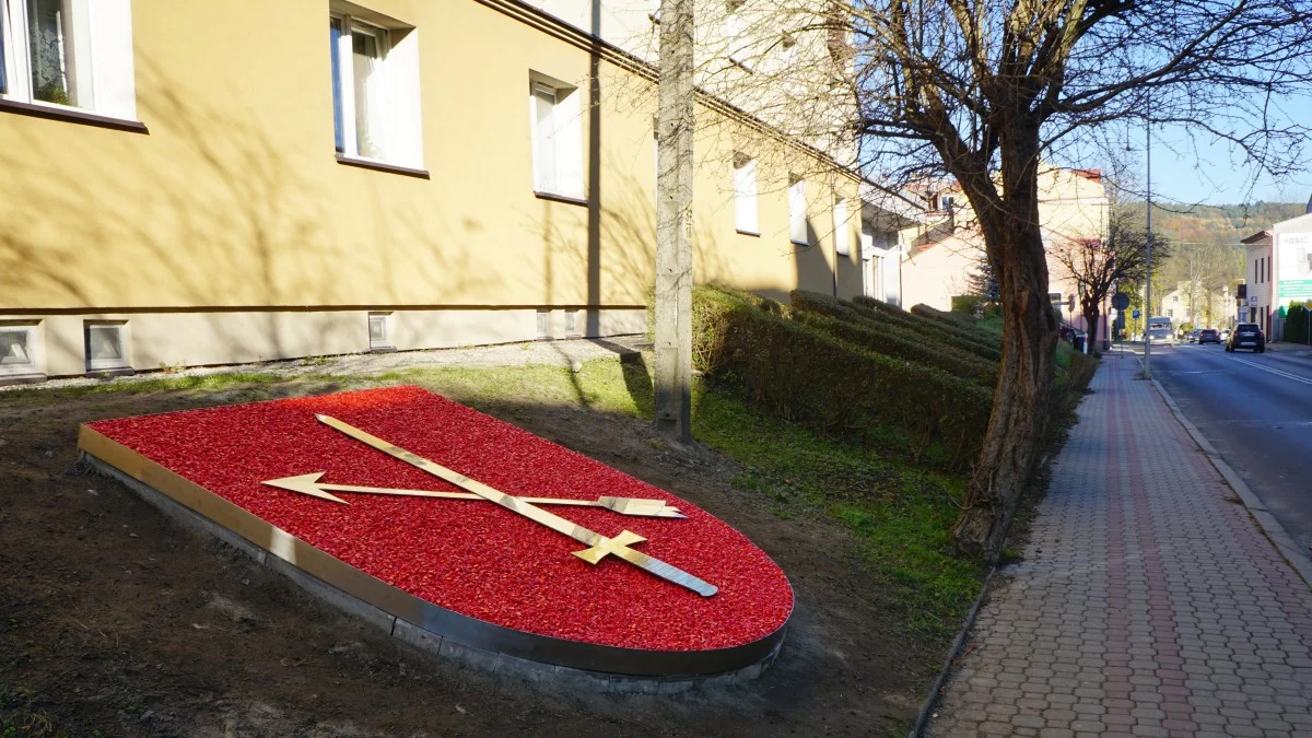 Odnowiono herb Ustrzyk Dolnych. Można go podziwiać w centrum miasta [ZDJĘCIA] - Zdjęcie główne