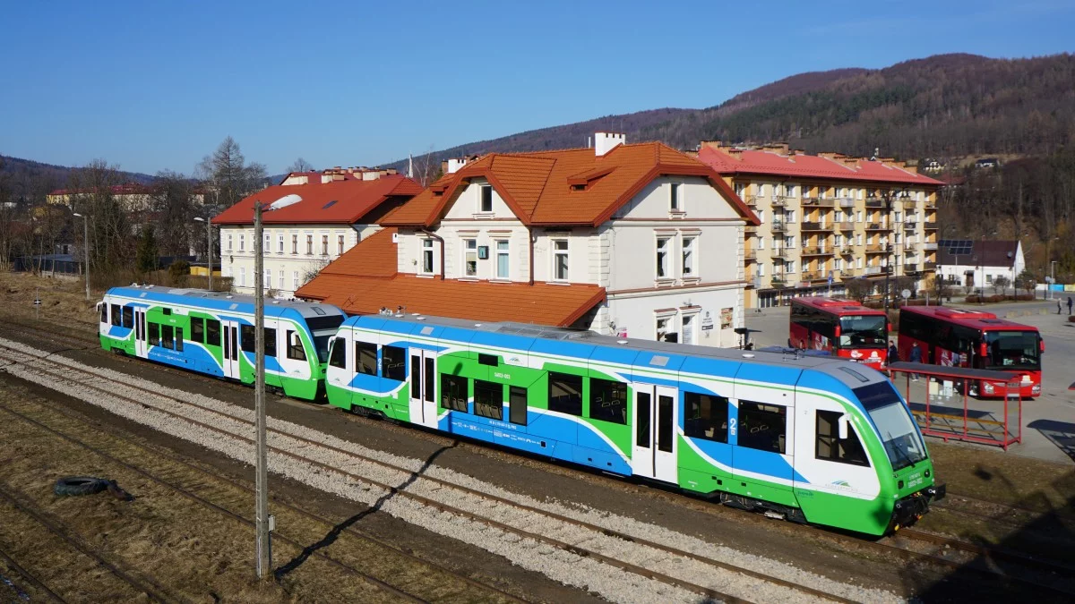 Zainaugurowano nowe połączenie kolejowe w Bieszczady. Pociąg z Rzeszowa już na torach - Zdjęcie główne