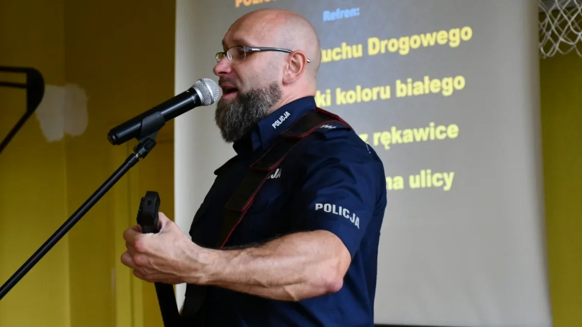 W bieszczadzkich szkołach rozbrzmiewa policyjna nuta. Edukacja poprzez muzykę to inicjatywa policjanta Dariusza Szeligi z Ustrzyk Dolnych - Zdjęcie główne