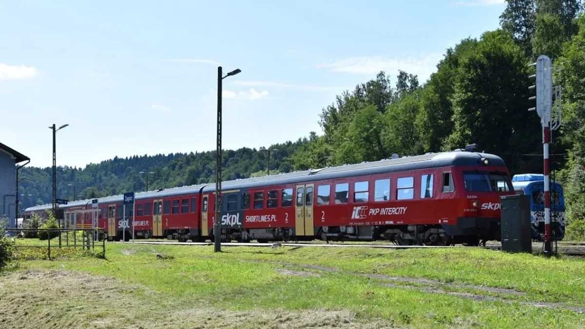 Ruszają wakacyjne kursy do Komańczy. Pociągi wyjadą na tory dwa razy dziennie - Zdjęcie główne