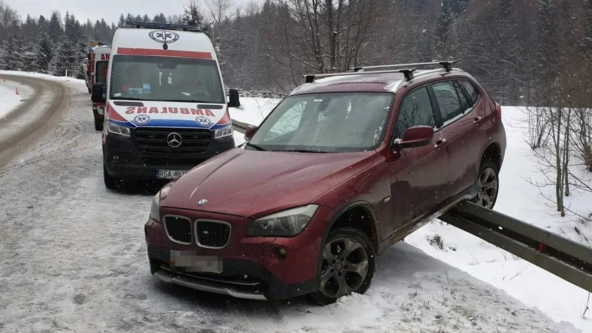 Trudne warunki drogowe w Bieszczadach. W Rabem i Czarnej doszło do kolizji [ZDJĘCIA] - Zdjęcie główne