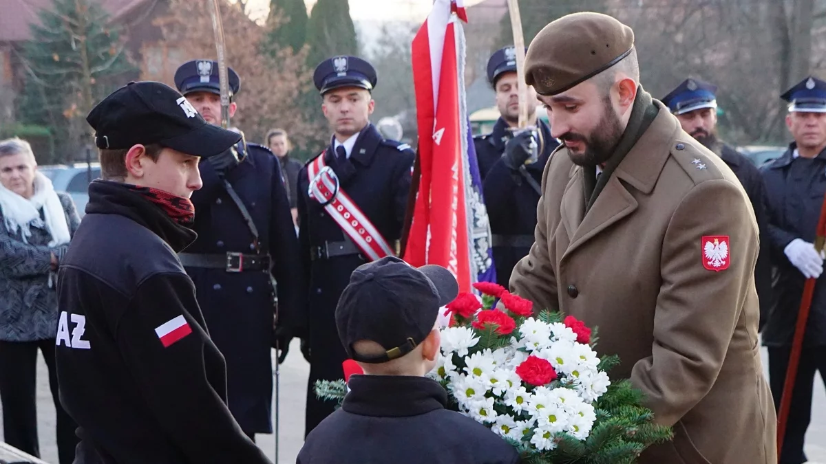 Święto Niepodległości w Uhercach. Przed pomnikiem odśpiewano hymn i złożono wiązanki [ZDJĘCIA] - Zdjęcie główne