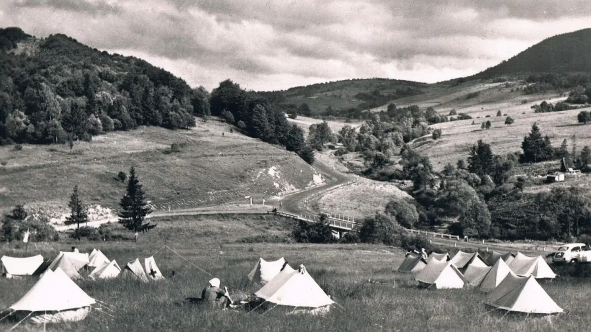 Wakacyjny biwak na łące w Brzegach Górnych (Berehach). Historia starej fotografii - Zdjęcie główne