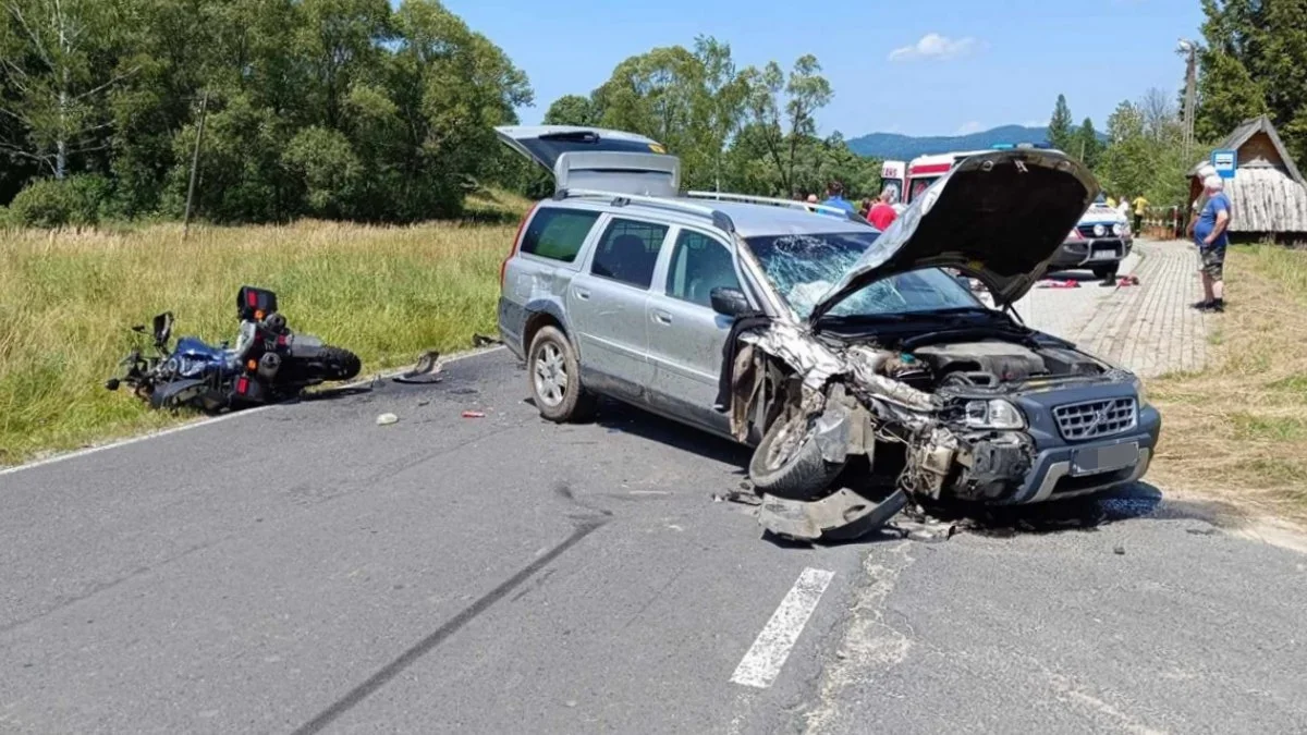 Wypadek drogowy w Bieszczadach. Lądował śmigłowiec Lotniczego Pogotowia Ratunkowego - Zdjęcie główne