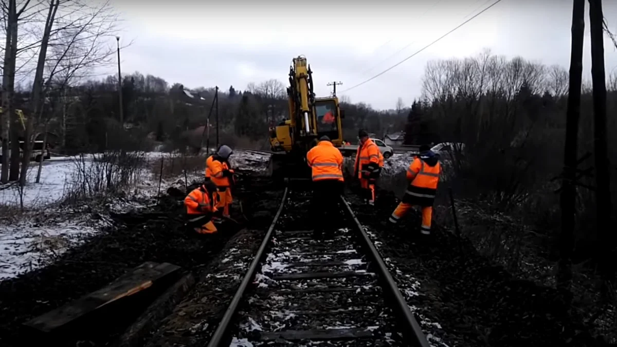 Rozpoczęto naprawę linii kolejowej do przejścia granicznego w Krościenku. To działanie ma pomóc w sprawnym transporcie uchodźców - Zdjęcie główne