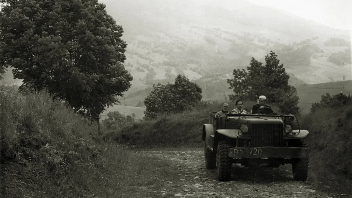 Historia starej fotografii. Wojskowy pojazd terenowy na Przełęczy Wyżnej jadący w stronę Wetliny - Zdjęcie główne