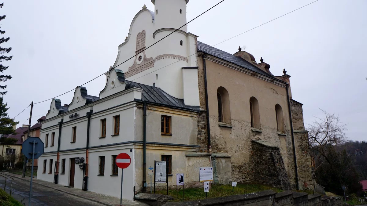 Jeden najcenniejszych zabytków w kraju. Synagoga w Lesku powoli nabiera blasku [ZDJĘCIA] - Zdjęcie główne