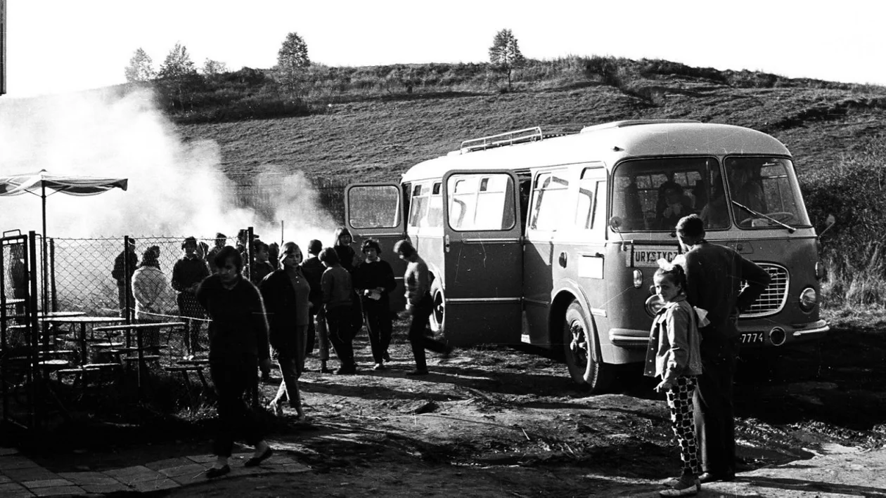 Historia starej fotografii. Wycieczka turystyczna kultowym Jelczem w Bieszczady - Zdjęcie główne