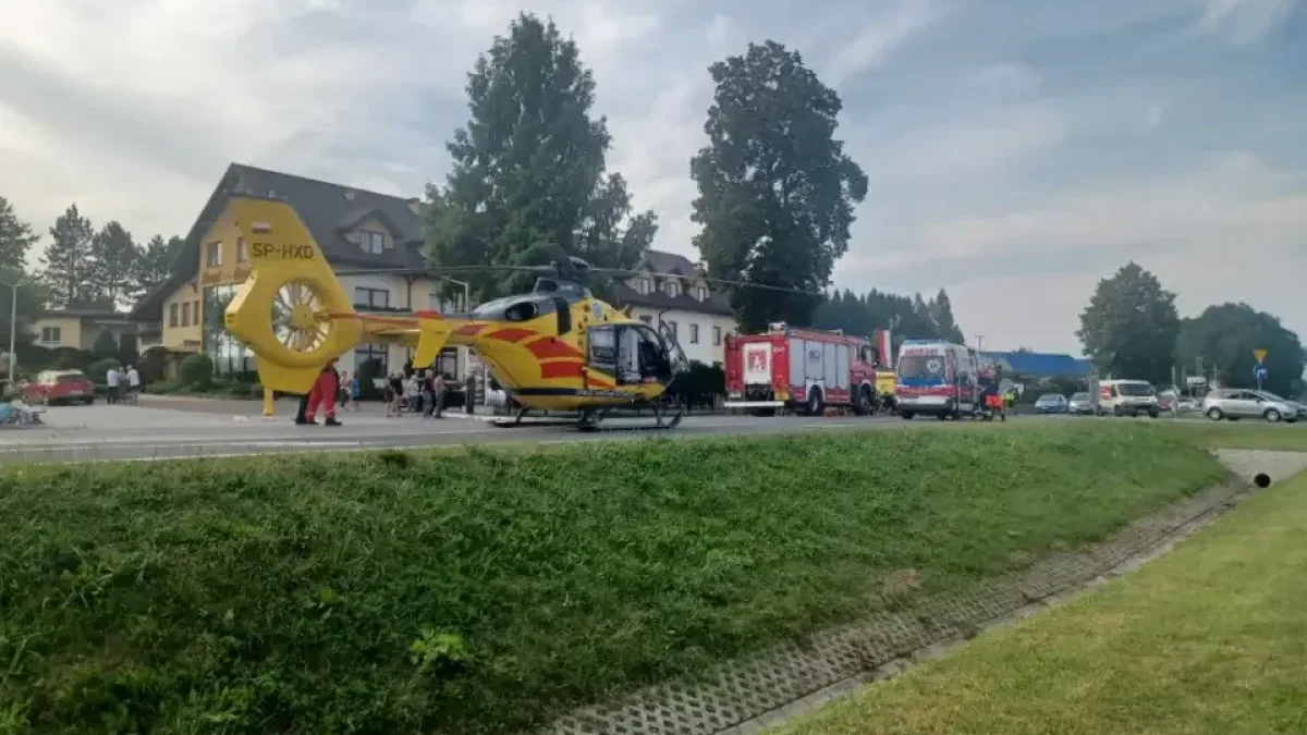 Poważny wypadek w Lesku. Samochód wjechał do rowu i uderzył w przepust. Na miejscu lądował śmigłowiec Lotniczego Pogotowia Ratunkowego - Zdjęcie główne