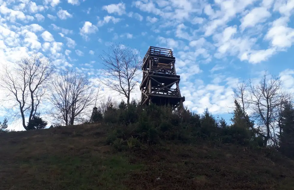 Wieża widokowa na Korbani. Z niej rozciąga się panorama na Bieszczady Wysokie i Zalew Soliński / zdj. Joanna Zwolińska