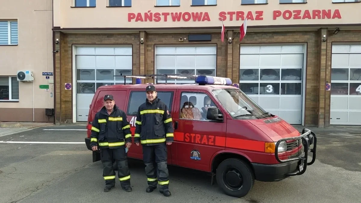 Komenda Straży Pożarnej w Lesku przekazała samochód lekki jednostce ze Średniej Wsi - Zdjęcie główne