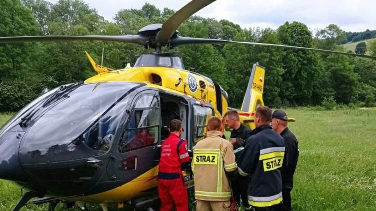 Baligród. U mężczyzny wystąpiło podejrzenie zawału serca. Na miejsce zadysponowano Lotnicze Pogotowie Ratunkowego - Zdjęcie główne