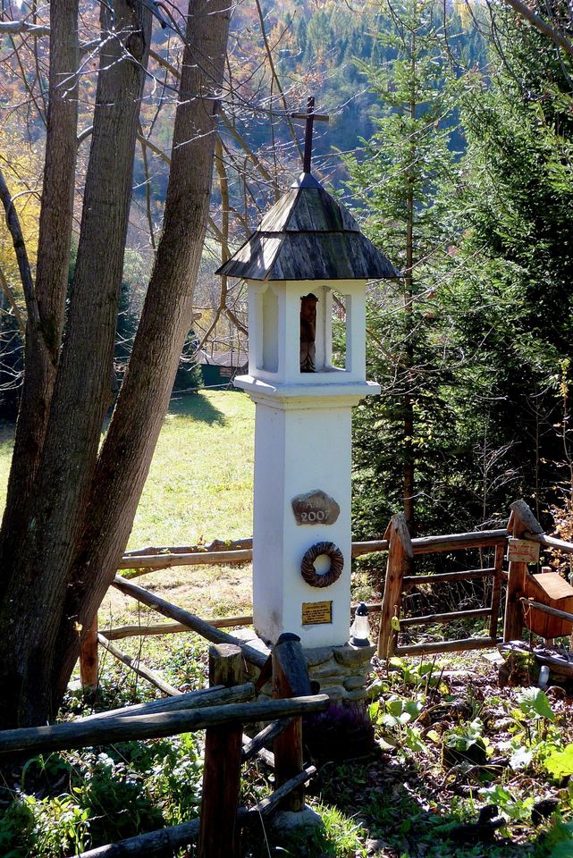 fot. Różności Marian / kapliczka, Chmiel