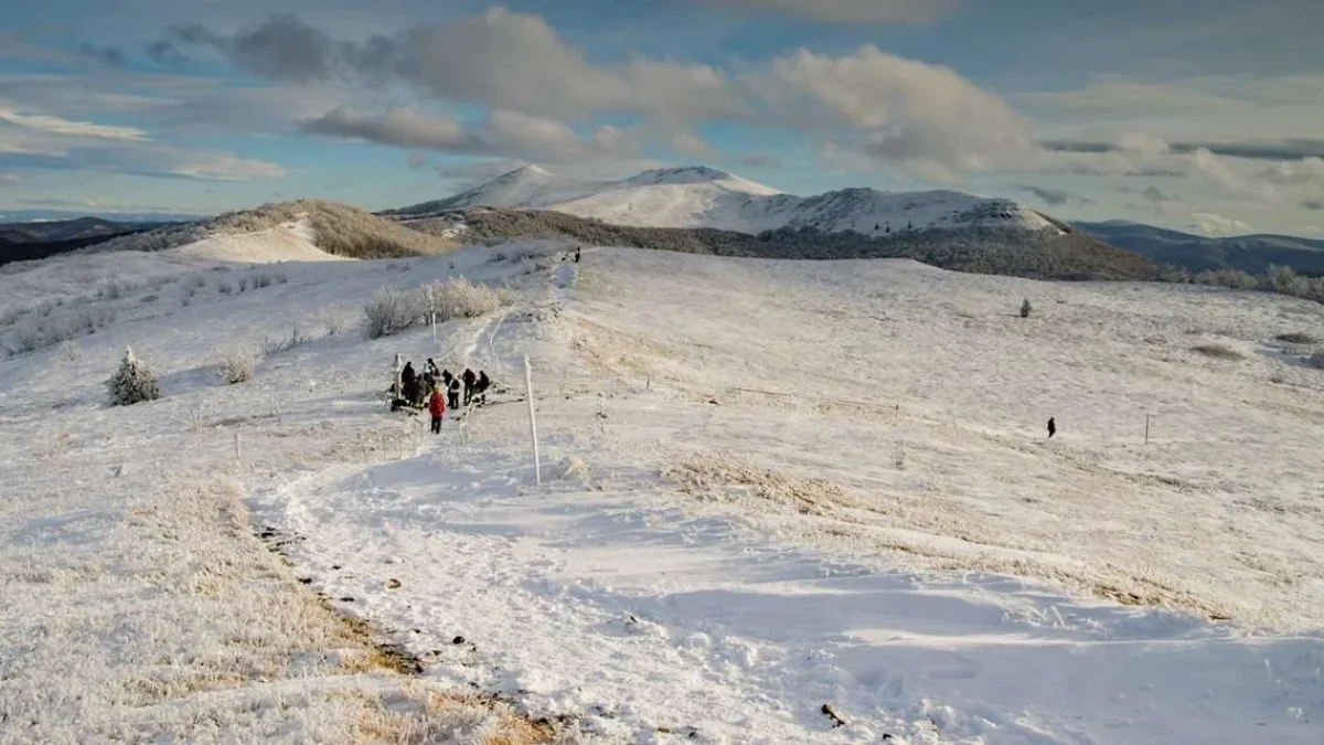 Bieszczady. Na szlakach turystycznych zalega twardy i zbity śnieg. Miejscami jest ślisko - Zdjęcie główne