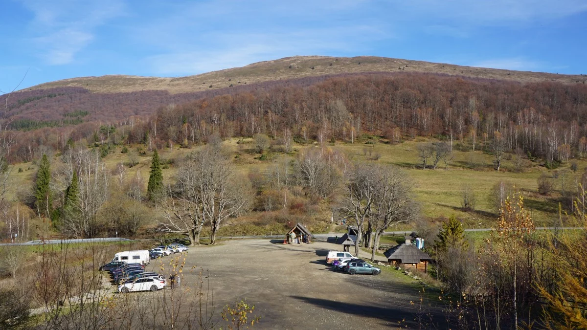 Pogoda idealna, a na parkingach niemal pusto. "Bieszczady mają teraz swój klimat" [ZDJĘCIA] - Zdjęcie główne