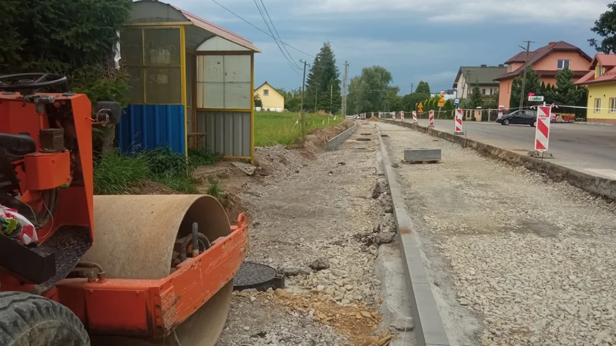 Trwa przebudowa drogi w Załużu. W sobotę zmiana organizacji ruchu. Trasa będzie przejezdna - Zdjęcie główne