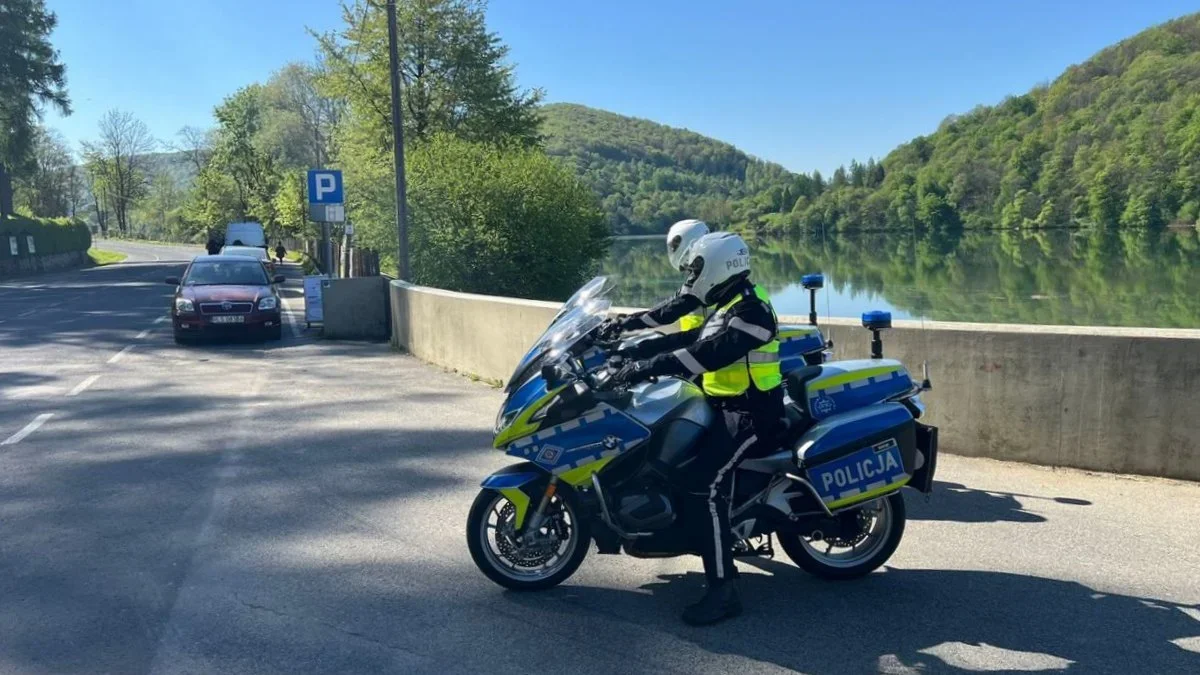 Wzmożony ruch na drogach w Bieszczadach. O bezpieczeństwo podróżnych dbają policjanci na motocyklach - Zdjęcie główne