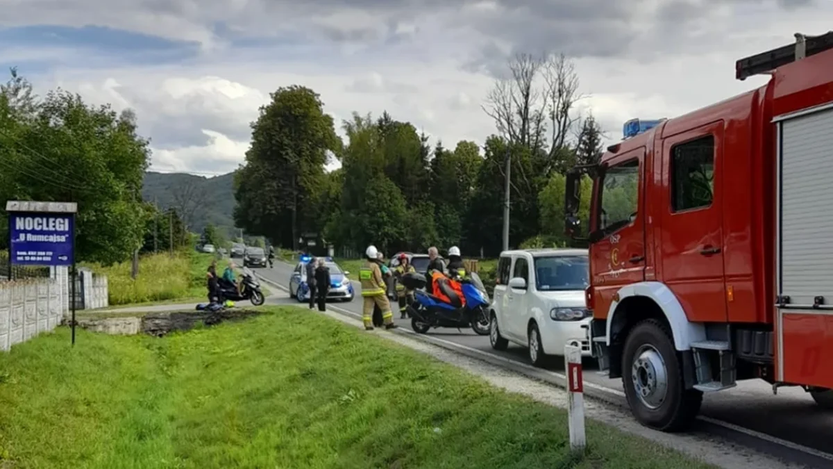 Kolizja drogowa w Wetlinie. Samochód osobowy zderzył się z motocyklem. Na miejscu trzy zastępy straży pożarnej - Zdjęcie główne