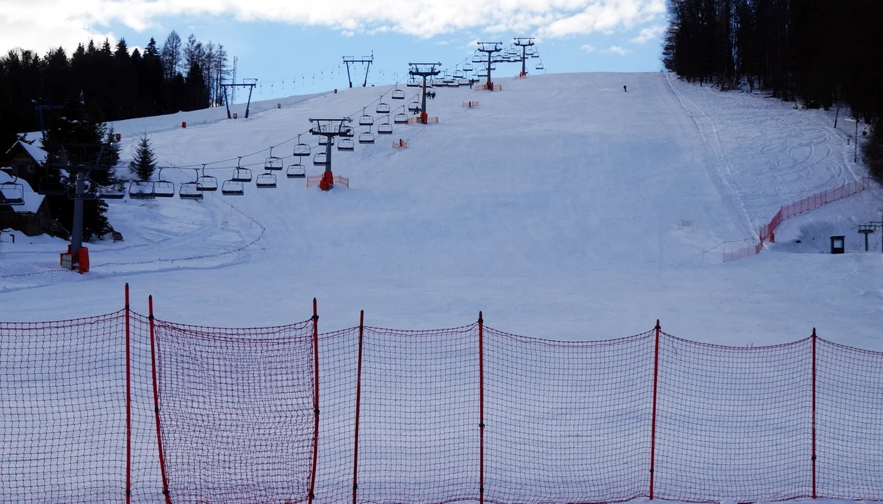 Śniegu w Bieszczadach jest coraz więcej, dlatego stacje narciarskie przygotowują się do ponownego otwarcia. Na nartach pojeździmy w Ustrzykach Dolnych - Zdjęcie główne