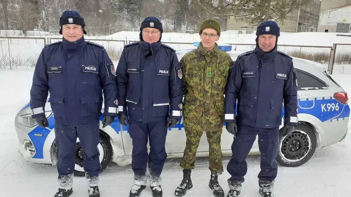 Policjanci z Ustrzyk Dolnych i Leska odbyli szkolenie z żołnierzami Wojsk Obrony Terytorialnej - Zdjęcie główne