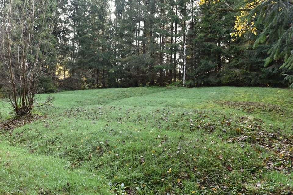 fot. G.Holly / mogiły ziemne i pozostała po starym krzyżu pionowa, brzozowa belka