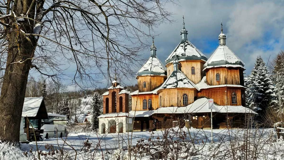 Cerkiew św. Michała Archanioła w Bystrem w zimowym pejzażu - Zdjęcie główne