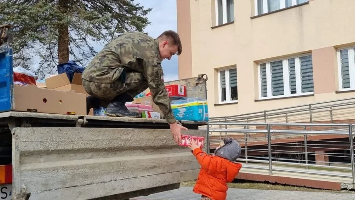 Uchodźcy oczekujący na wjazd do Polski mogą liczyć na pomoc. Na przejście graniczne w Krościenku regularnie trafiają najpotrzebniejsze produkty - Zdjęcie główne