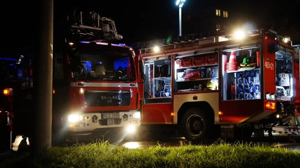 W jednym z ośrodków wypoczynkowych w Bukowcu zapaliła się sadza w kominie. Na miejscu pracowali strażacy z całej okolicy - Zdjęcie główne