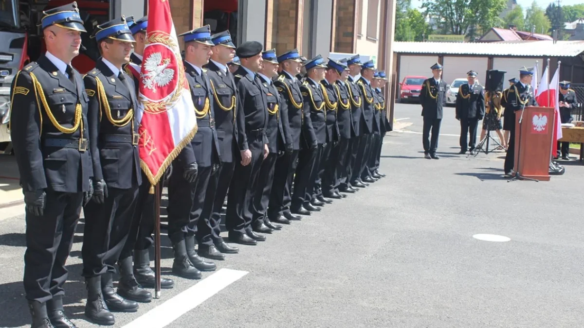 Powiatowe Obchody Dnia Strażaka w Lesku. Były odznaczenia i awanse w stopniu służbowym - Zdjęcie główne