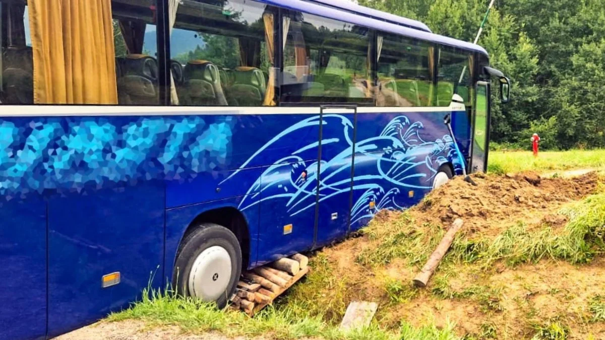 Autobus zawiesił się nad przepustem w Czarnej Górnej. Na miejscu pracowali strażacy [ZDJĘCIA] - Zdjęcie główne