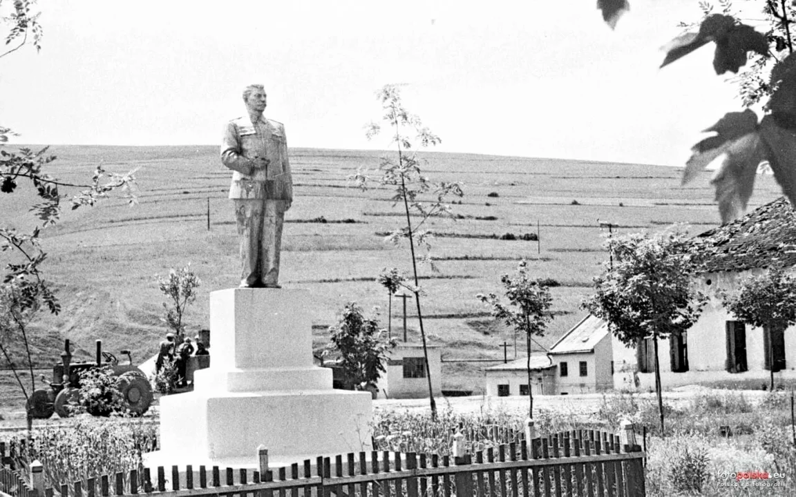 Historia starej fotografii. Ustrzyki Dolne i pomnik Stalina - Zdjęcie główne