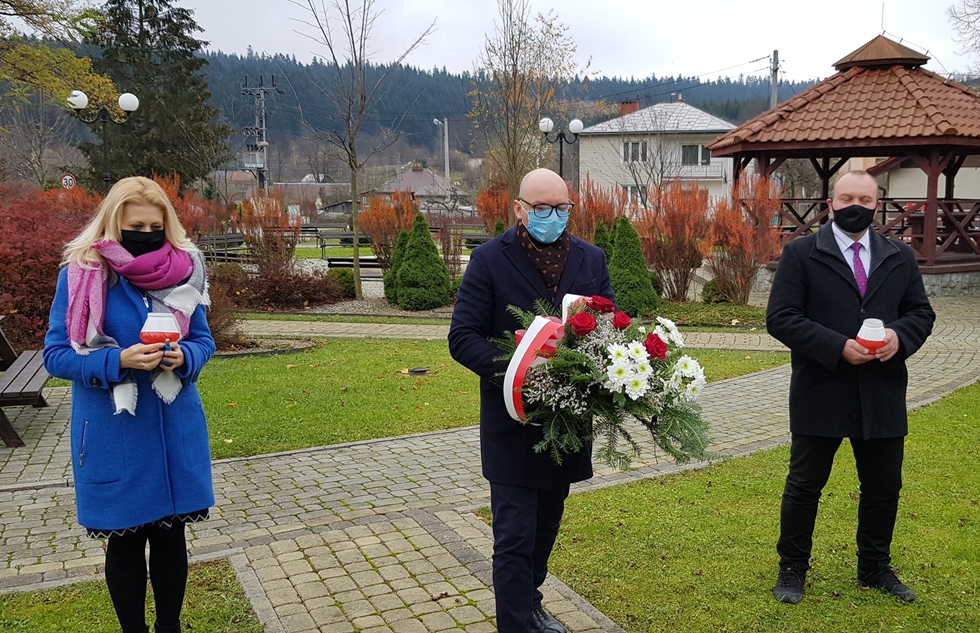 W Komańczy złożono kwiaty przy pomniku Poległych za Ojczyznę [FOTO] - Zdjęcie główne