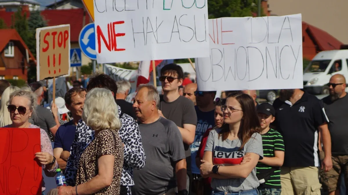 Protest mieszkańców w sprawie planowanego przebiegu obwodnicy Leska. Były transparenty, przemarsz oraz blokada ronda [ZDJĘCIA] - Zdjęcie główne