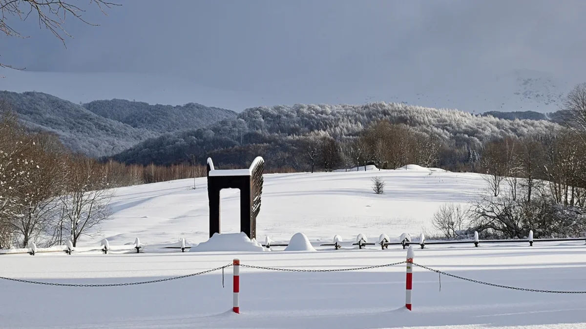 Bieszczady. W Wołosatem znajduje się pomnik upamiętniający ludzi wolnych. To rzeźba o wymiarze historycznym i symbolicznym - Zdjęcie główne