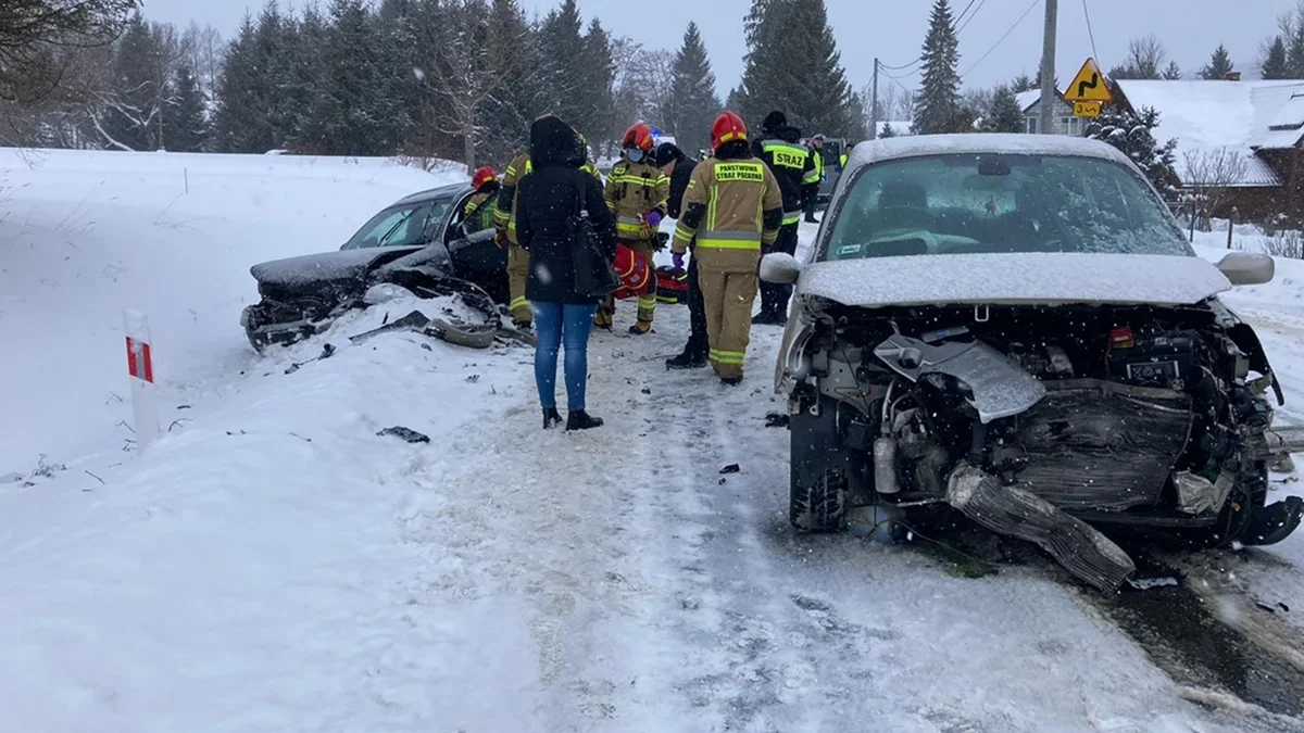 Dwie kolizje drogowe w Bieszczadach. Trzy osoby przetransportowano do szpitala - Zdjęcie główne