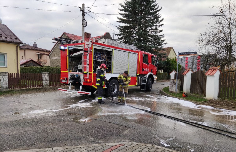 SANOK: Pożar budynku przy ulicy Szafera [FOTO+VIDEO] - Zdjęcie główne