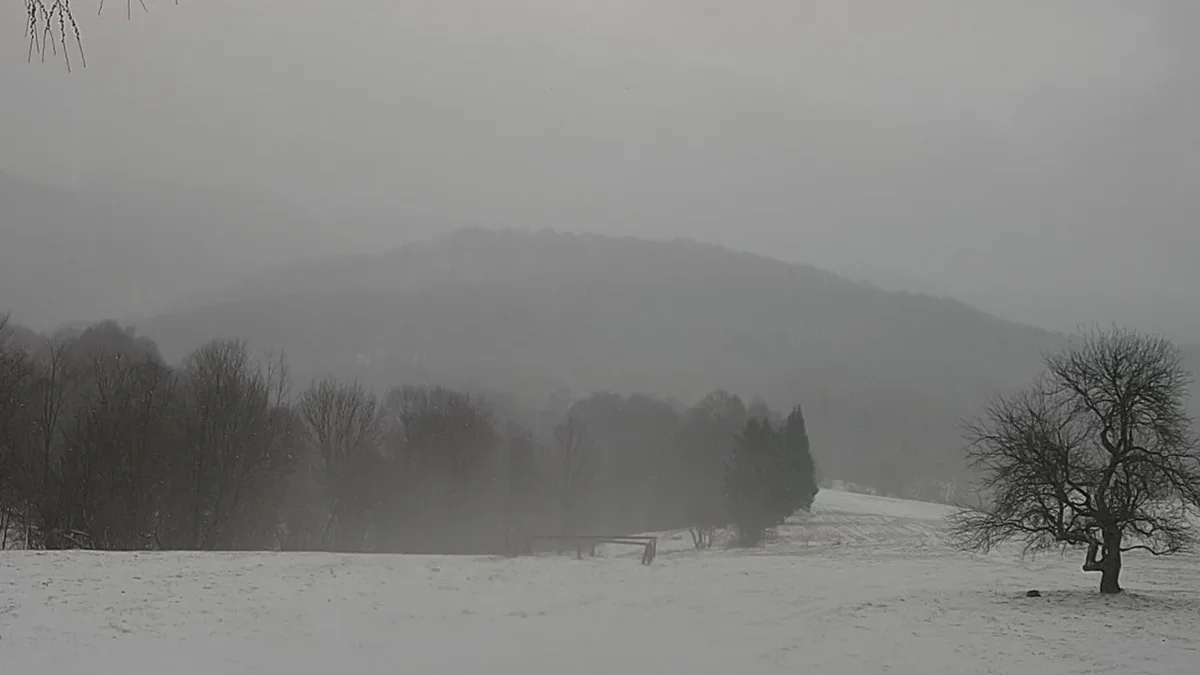 Bieszczady. Wychodząc w góry trzeba być przygotowanym na nagłe załamanie pogody. Warto wziąć ze sobą raczki i kijki - Zdjęcie główne