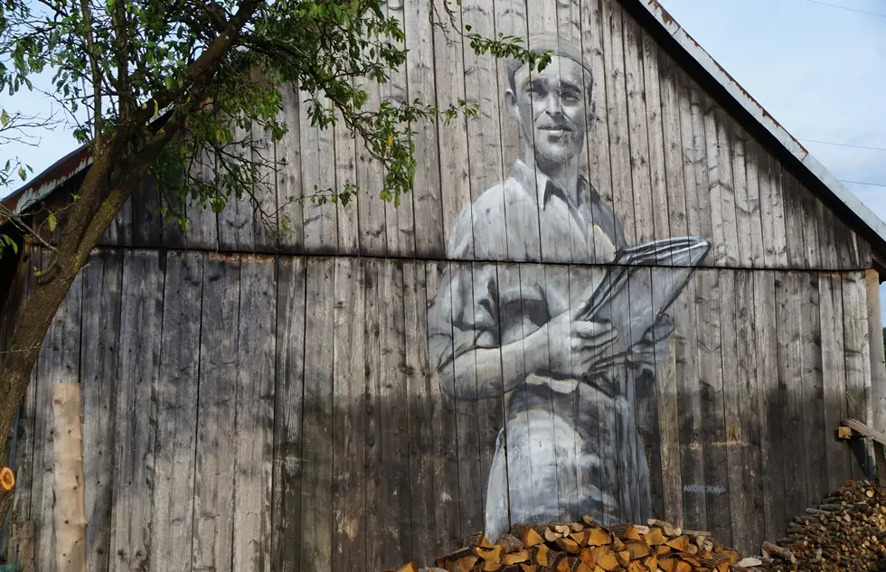 Portret Tadeusza Góry na stodole w Bezmiechowej - Zdjęcie główne